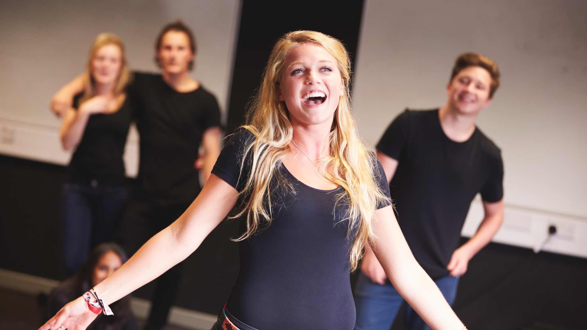 Sängerin eines Ensembles Eine Chorsängerin bei der Stimmbildung.